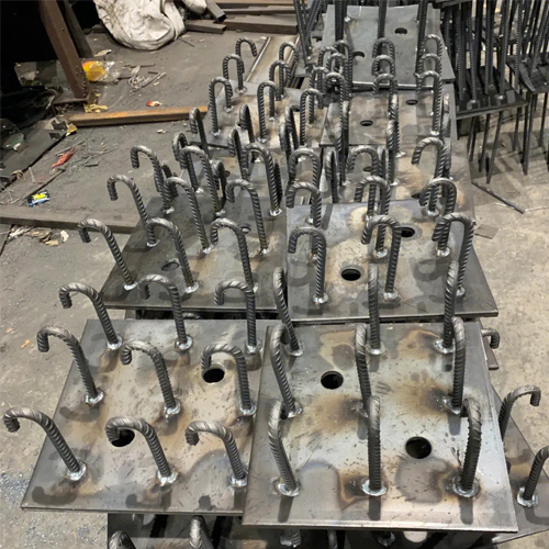 图纸中如何确定通化预埋件的位置？